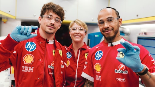 Charles Leclerc, Valeria Loreti en Lewis Hamilton tijdens een race in Australië, met testsamples tussen hun vingers (Foto: Scuderia Ferrari HP/Calbo Albanese)