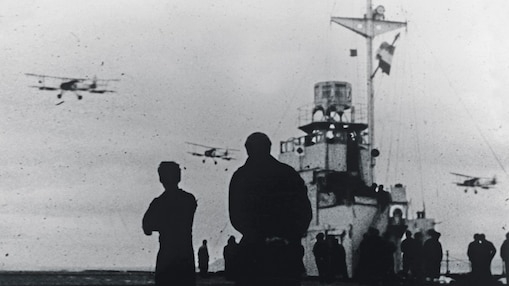 Swordfish-vliegtuigen passeren een Nederlands Shell-vliegdekschip in de Tweede Wereldoorlog