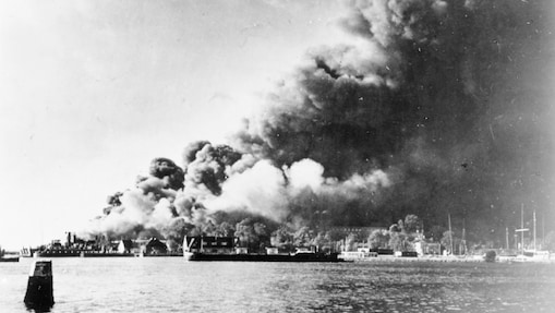 Het opslagtanks bij het Shell-lab in Amsterdam staan in brand, oorlogsjaren.