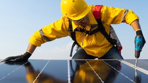 Man installeert zonnepanelen