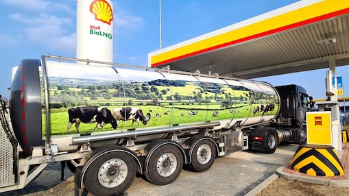 A fuel truck with a picture of cows in a green field at a Shell BioLNG fuel stop.