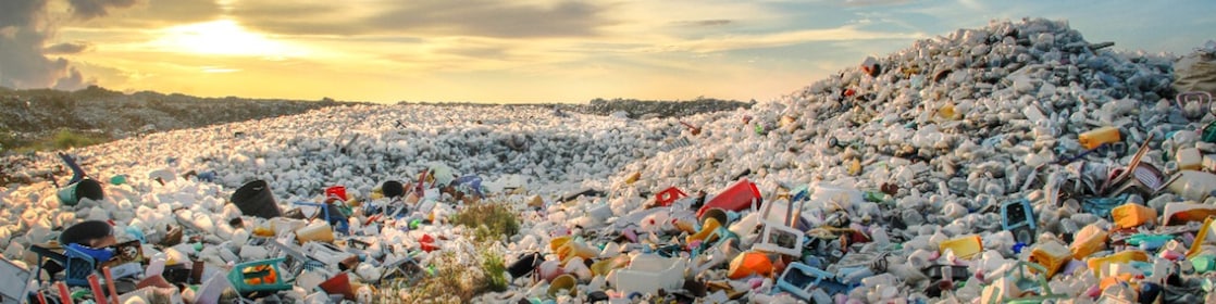 Zee van plastic afval