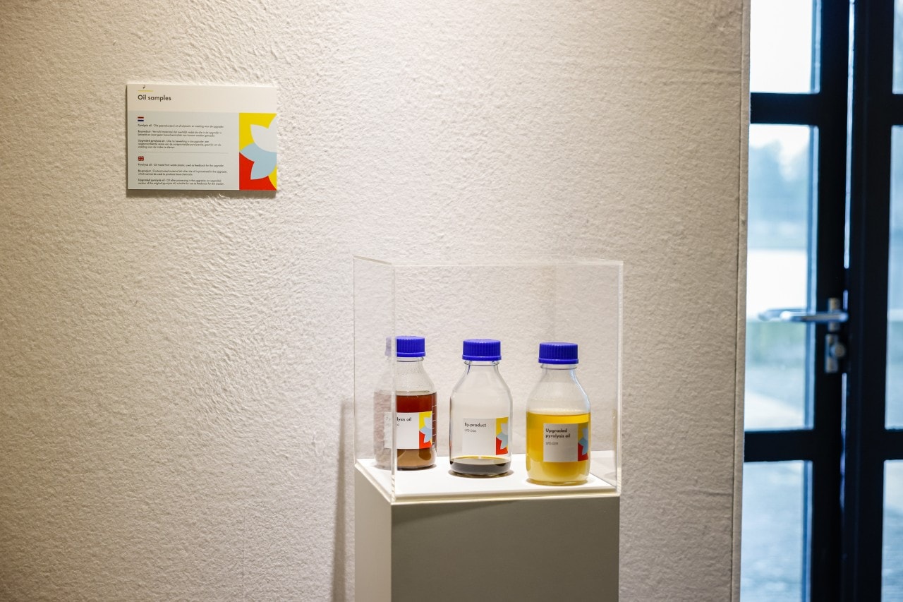 In de drie flessen: links de ongezuiverde pyrolyse-olie, in het midden het bijproduct, en rechts de bruikbare pyrolyse-olie zoals die gezuiverd uit de upgrader (MDU) komt (Foto: Eric van Vuuren)