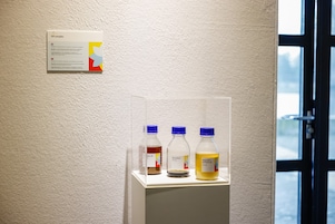 In de drie flessen: links de ongezuiverde pyrolyse-olie, in het midden het bijproduct, en rechts de bruikbare pyrolyse-olie zoals die gezuiverd uit de upgrader (MDU) komt (Foto: Eric van Vuuren)