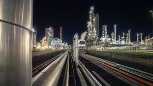 Nachtelijke archieffoto van Shell Chemicals Park Moerdijk