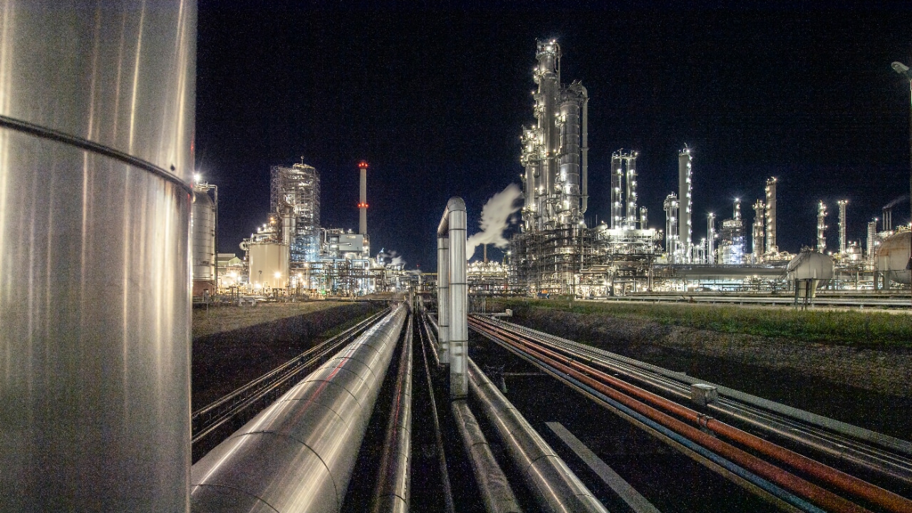 Nachtelijke archieffoto van Shell Chemicals Park Moerdijk