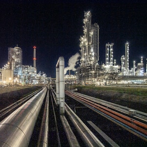 Nachtelijke archieffoto van Shell Chemicals Park Moerdijk