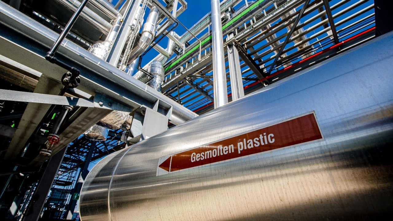 "Gesmolten plastic" staat op deze tank bij de fabriek van een afvalverwerker met wie Shell samenwerkt