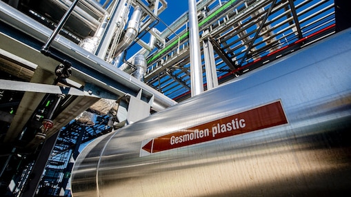 "Gesmolten plastic" staat op deze tank bij de fabriek van een afvalverwerker met wie Shell samenwerkt