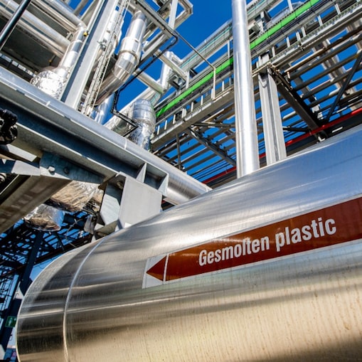 "Gesmolten plastic" staat op deze tank bij de fabriek van een afvalverwerker met wie Shell samenwerkt