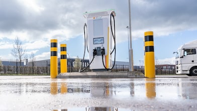 Een Shell Recharge-laadpaal bij Kivits Drunen