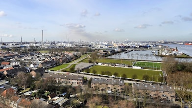 Foto van woonwijk met Shell Pernis op de achtergrond (Foto: Shell International)
