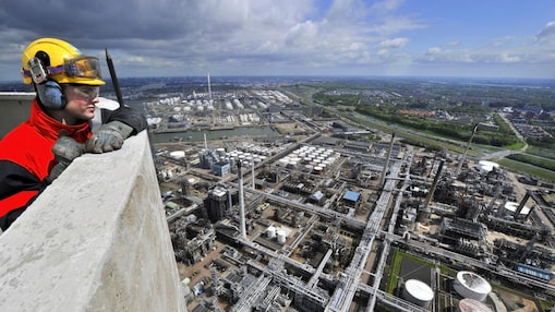 Uitzicht vanaf de schoorsteen op Shell Pernis (Foto: Ernst Bode)