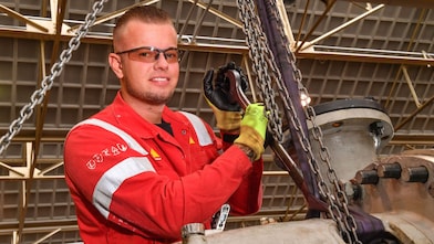 Operator in de Centrale Werkplaats van Shell Pernis (Foto: Ernst Bode)