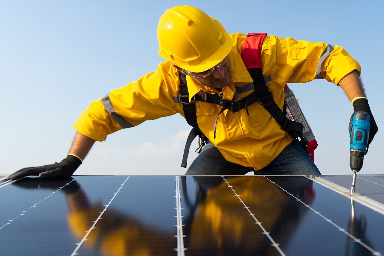 Man installeert zonnepanelen
