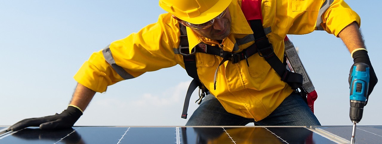 Man installeert zonnepanelen