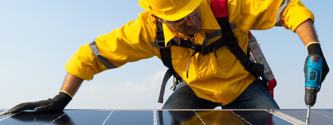 Man installeert zonnepanelen