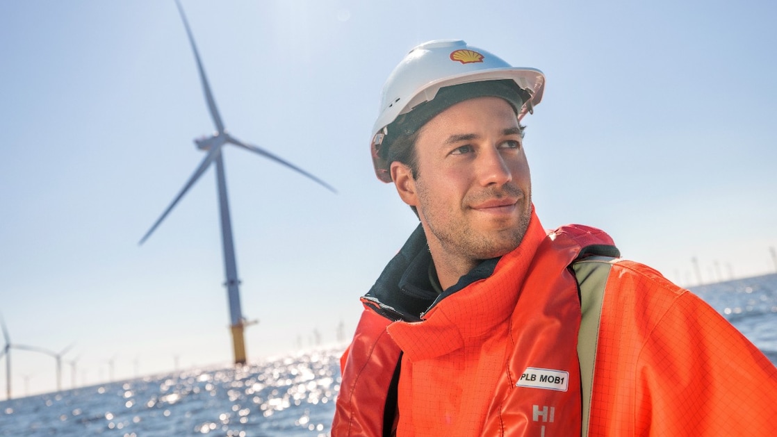 Een medewerker van Blauwwind bij de windturbines (Foto: Stuart Conway / Shell plc.)
