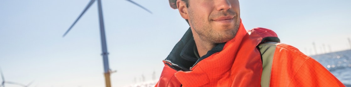 Een medewerker van Blauwwind bij de windturbines (Foto: Stuart Conway / Shell plc.)