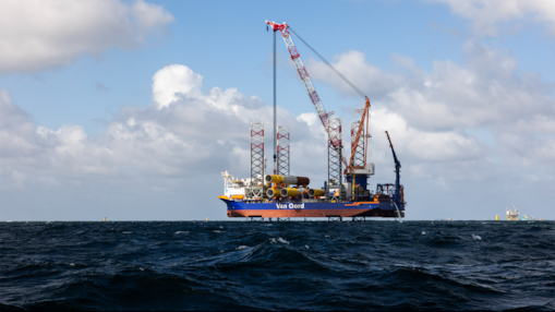 Het plaatsen van een van de laatste monopalen van Ecowende, 9 april 2026 (Foto: Mat Zwart Fotografie)