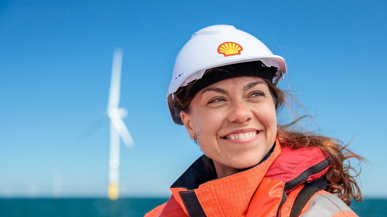 Shell-medewerkster bij een windturbine van Blauwwind