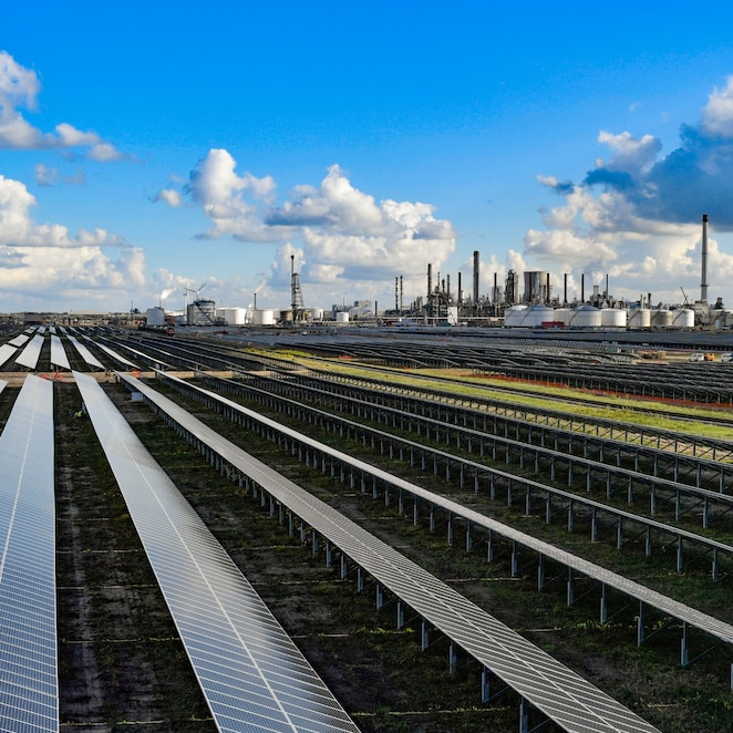 Skyline Shell Chemicals Park Moerdijk met Shell-zonnepark