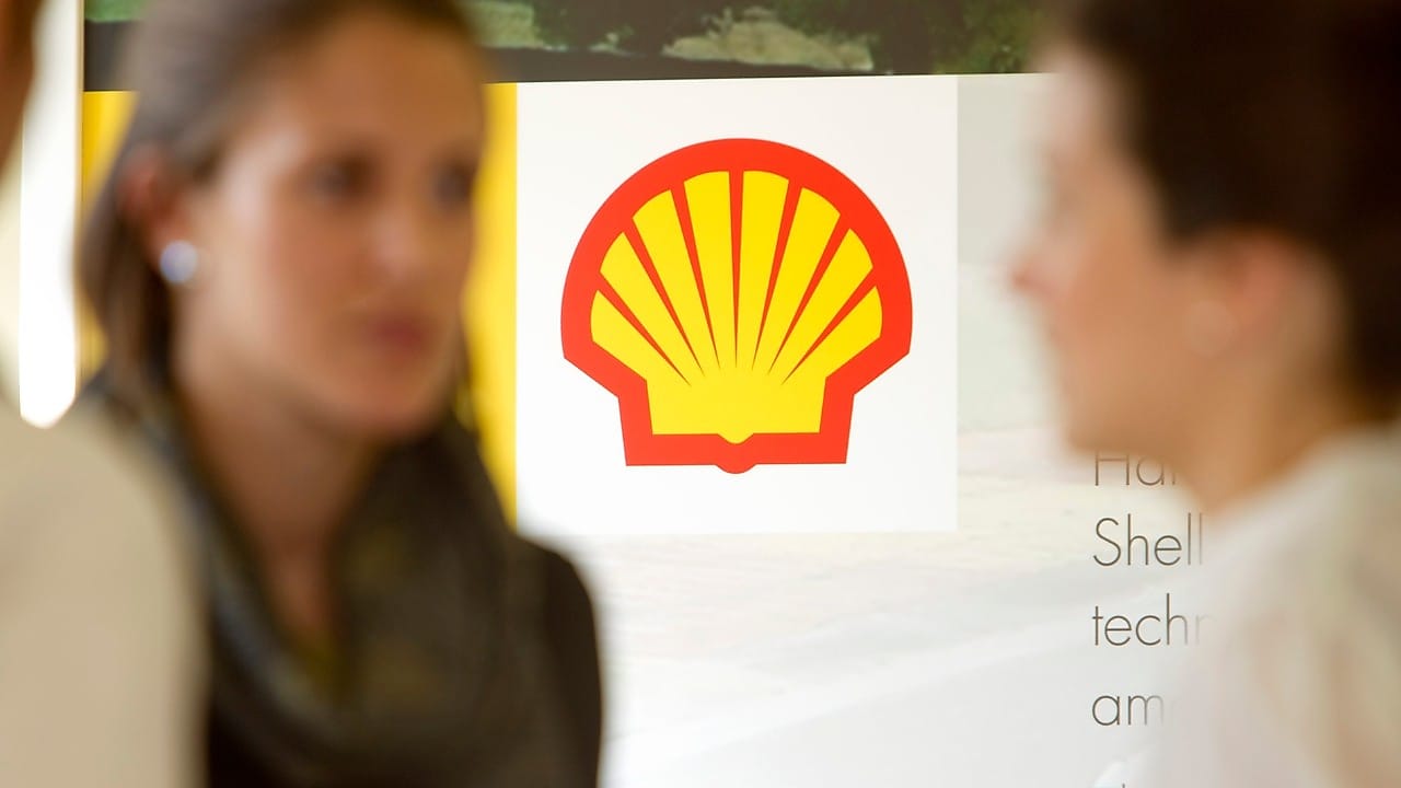 Shell-pecten en twee Shell-medewerkers