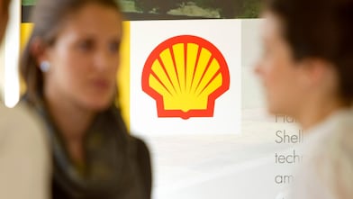 Shell-pecten en twee Shell-medewerkers