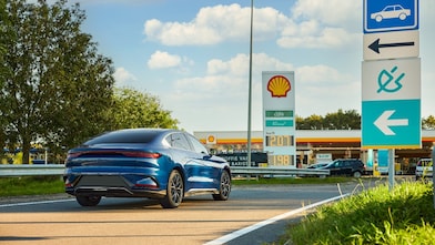 Een elektrische auto rijdt een Nederlands Shell-retailstation binnen