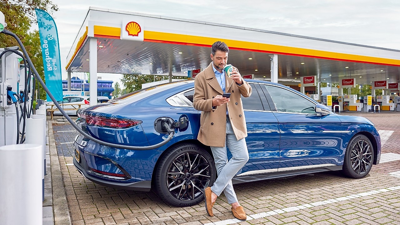 Man laadt zijn wagen bij een Shell Recharge-laadpunt