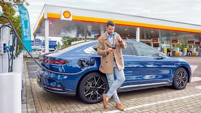 Man laadt zijn wagen bij een Shell Recharge-laadpunt