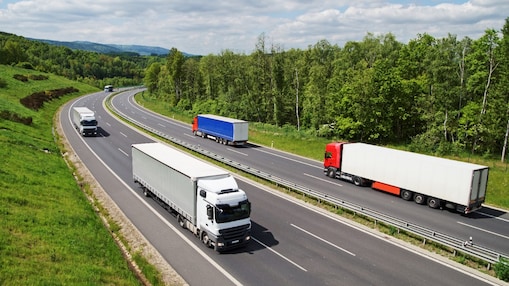 Vrachtwagens op de snelweg