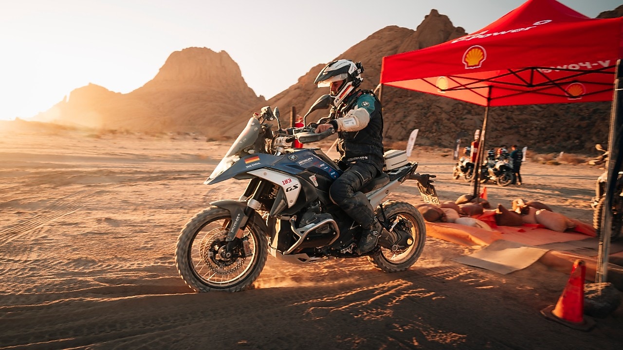 Een BMW-motortest met Shell Advance in de woestijn