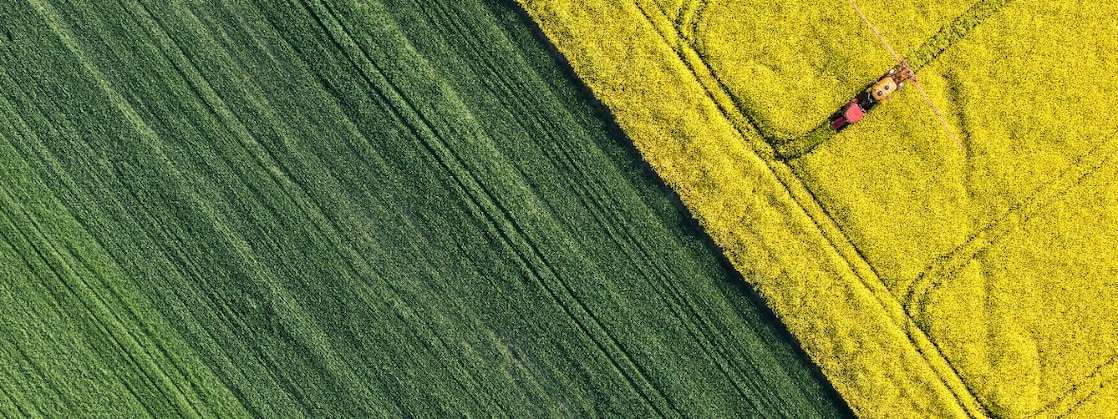 Een tractor op het veld