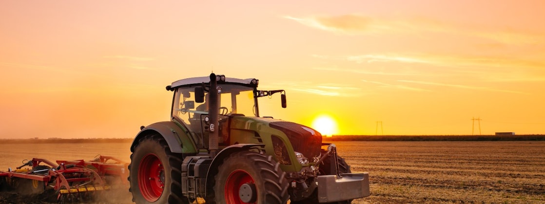 Traktor in het veld bij zonsondergang (Beeld: Getty Images)
