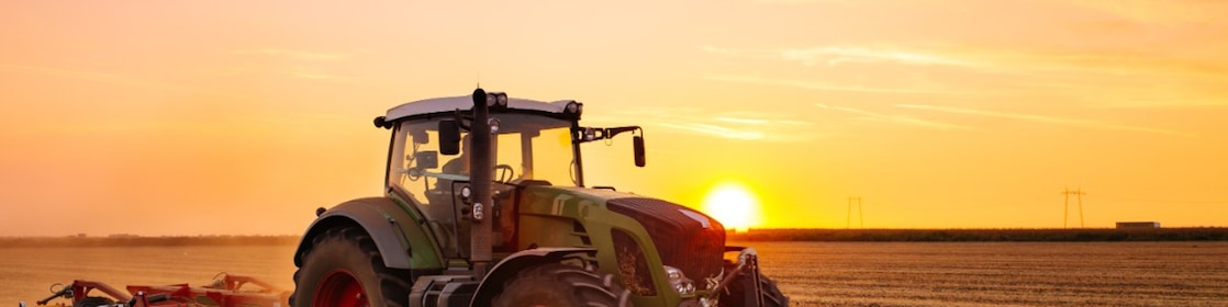 Traktor in het veld bij zonsondergang (Beeld: Getty Images)