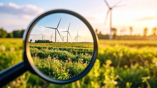 Een vergrootglas met een Nederlands landschap met windmolens (AI-gegenereerd beeld met Adobe Firefly)