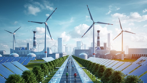 Een futuristisch beeld van fabrieken, windturbines, zonnepanelen en opslag in een landschap met fietsers op weg van/naar het werk (AI-gegenereerd beeld met Adobe Firefly)