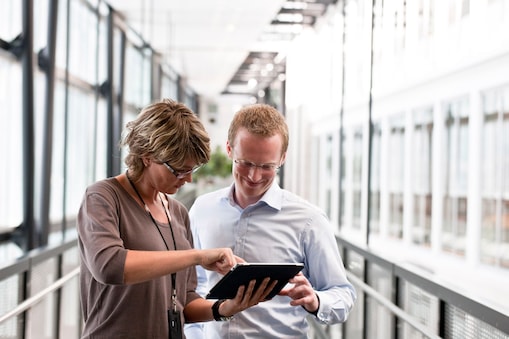 Man en vrouw bespreken samen een oplossing, kijken naar een iPad (Beeld: Reinier Gerritsen)