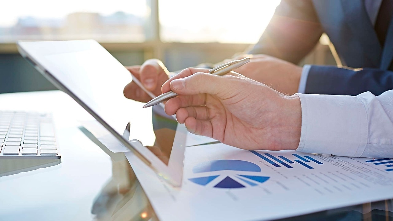 Tablet met stylus en grafieken