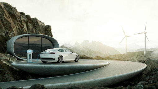 Een witte auto en een windturbine