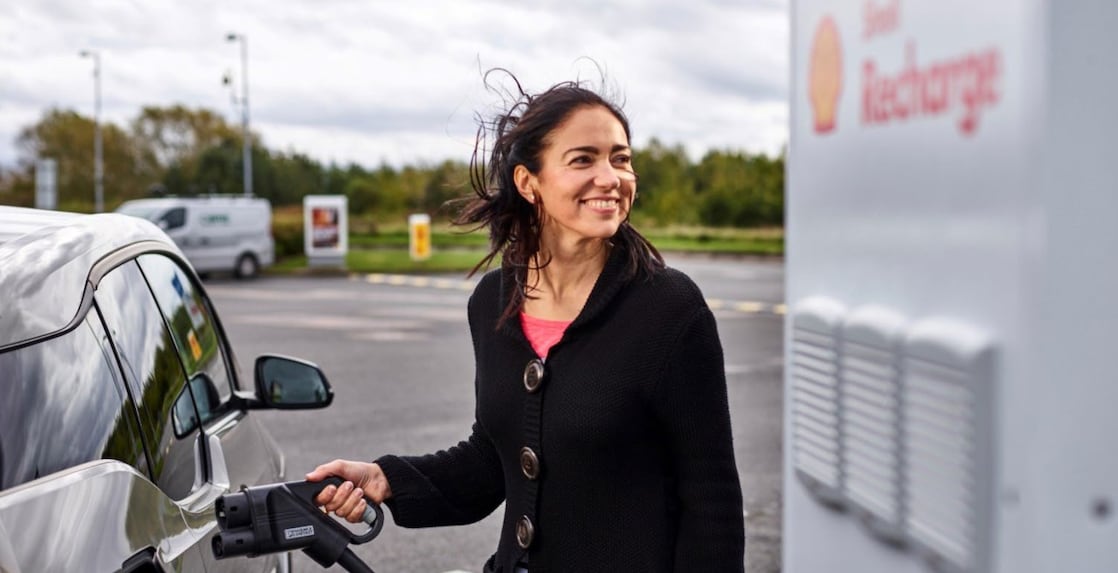 Vrouw bij een snellader