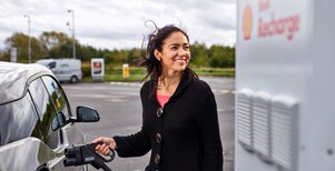 Vrouw bij een snellader