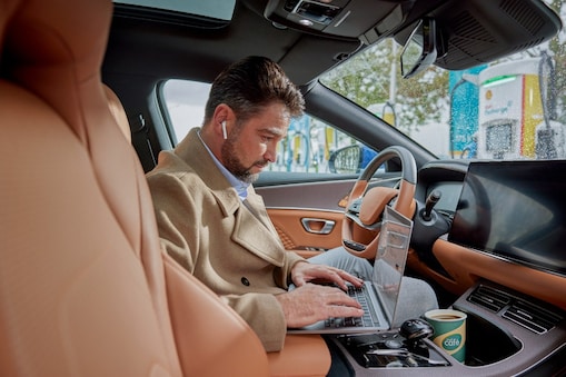 Een maand werkt in zijn auto terwijl die bij de laadpaal staat.