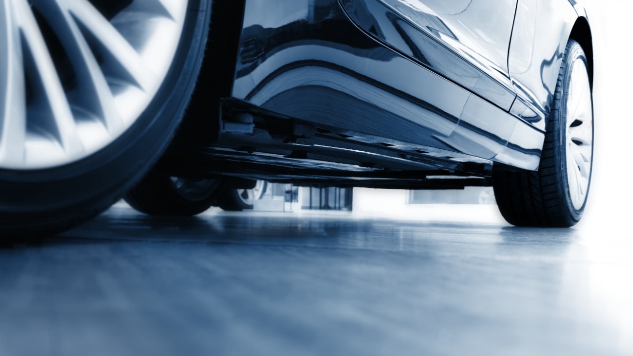 Een zwarte luxe wagen.