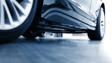 Een zwarte luxe wagen.