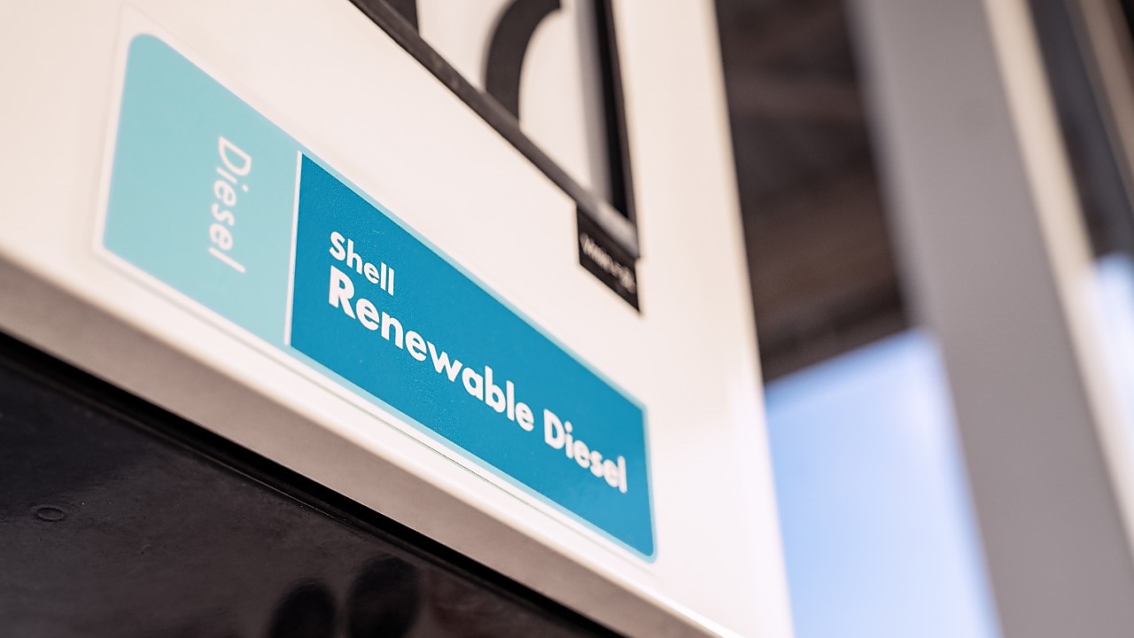 Lichtbundels op een weg bij zonsondergang