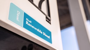 Lichtbundels op een weg bij zonsondergang