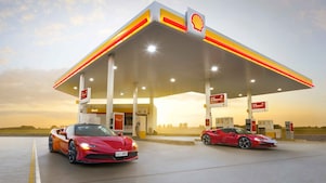 Shell V-Power: rode auto's bij een tankstation