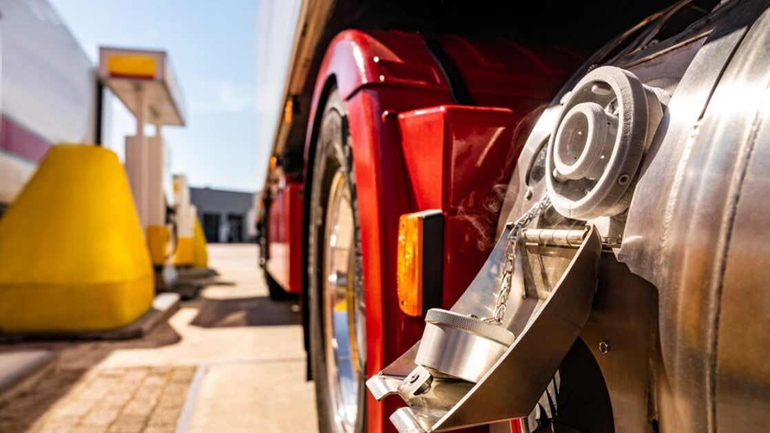 De brandstoftank van een vrachtwagen